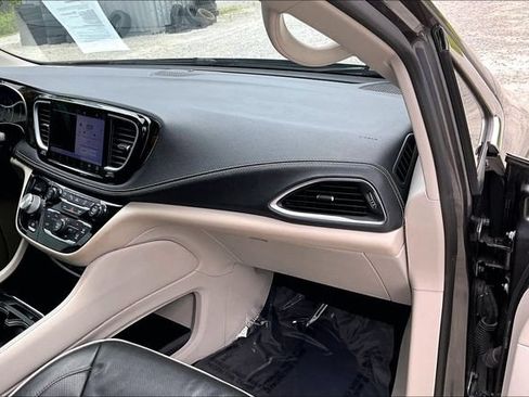 Used 2022 Chrysler Pacifica Limited w/ Uconnect Theater Family Group FWD image 16