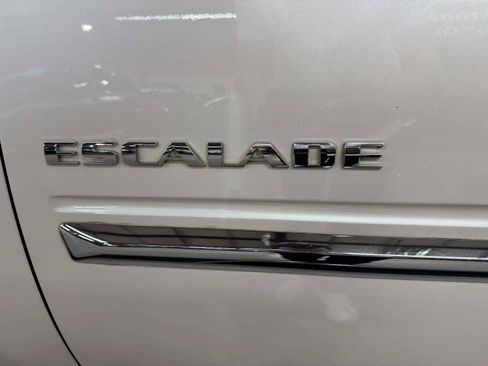 Used 2012 Cadillac Escalade Luxury AWD/4WD image 18