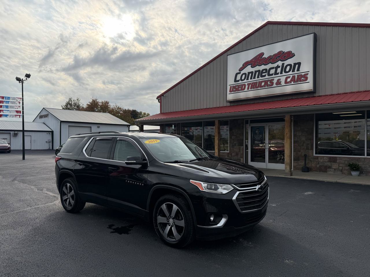 Used 2019 Chevrolet Traverse LT w/ LT Premium Package FWD image 2