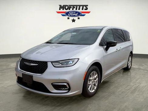 Used 2024 Chrysler Pacifica Touring-L image 1
