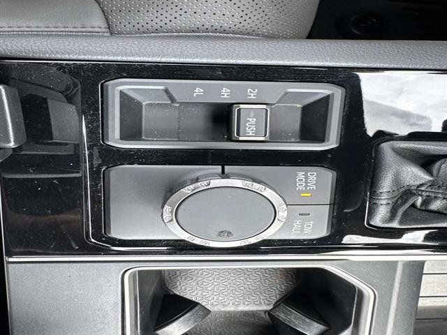 Used 2025 Toyota Tundra Limited AWD/4WD image 18