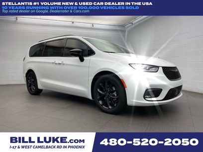 New 2026 Chrysler Pacifica Limited w/ Uconnect Theater Family Group