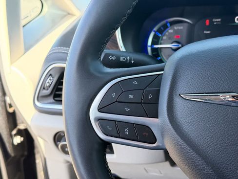 Used 2023 Chrysler Pacifica Limited image 17