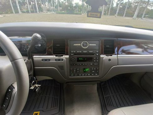 Used 2006 Lincoln Town Car Signature image 23