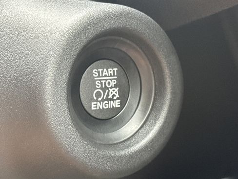 Used 2025 RAM ProMaster 2500 w/ Storage Group image 14