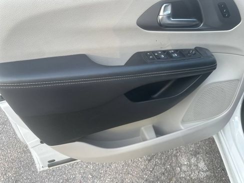 Used 2023 Chrysler Pacifica Touring-L FWD image 10