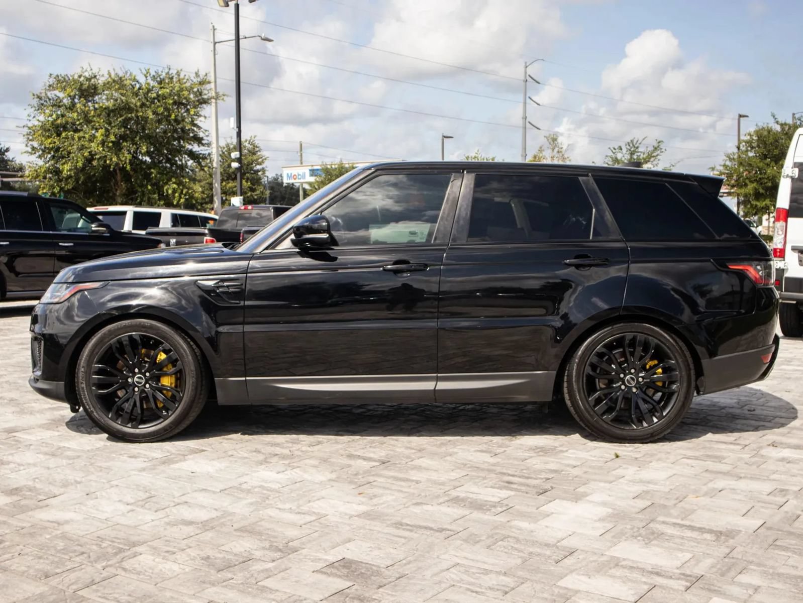 Used 2020 Land Rover Range Rover Sport SE AWD/4WD image 4