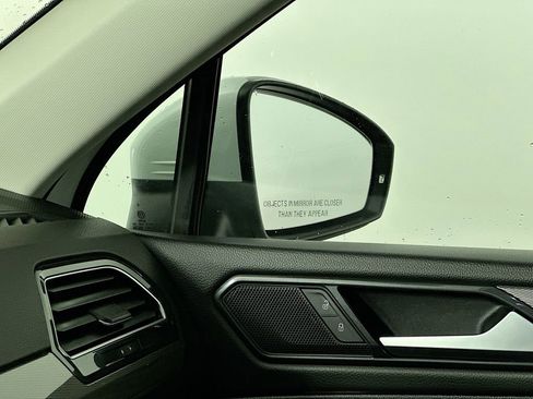 Used 2023 Volkswagen Tiguan SE w/ Panoramic Sunroof Package image 24