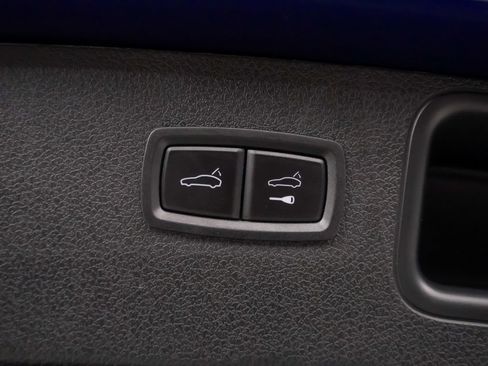 Certified 2025 Porsche Macan image 14