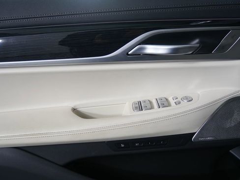 Used 2022 BMW 740i w/ M Sport Package image 9