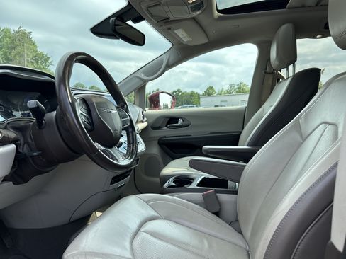 Used 2019 Chrysler Pacifica Touring-L Plus FWD image 11