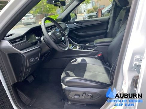 Used 2025 Jeep Grand Cherokee Altitude AWD/4WD image 31