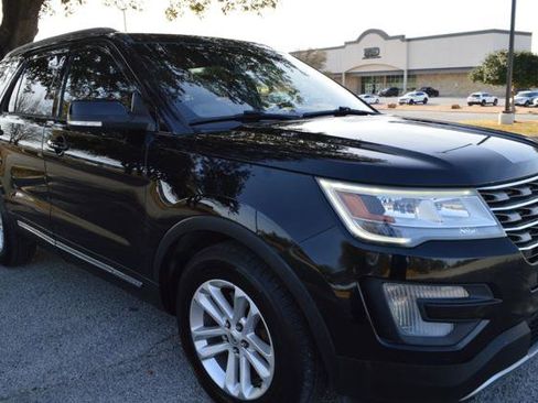 Used 2016 Ford Explorer XLT w/ Equipment Group 202A image 3