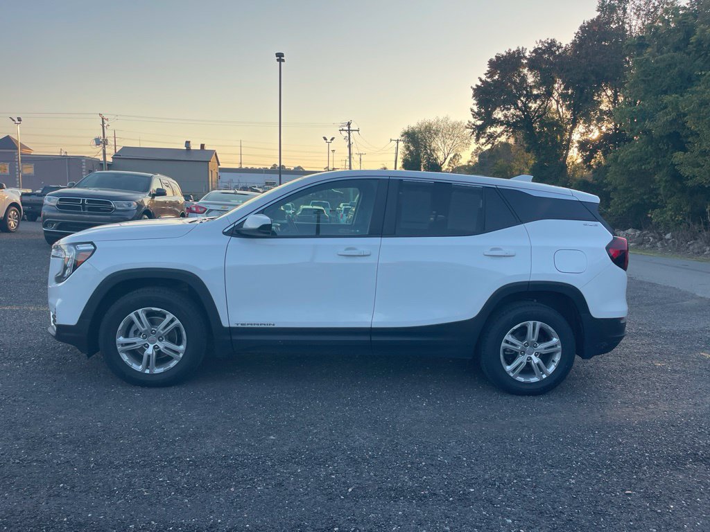 Used 2024 GMC Terrain SLE AWD/4WD image 2
