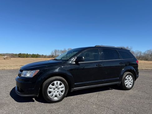 Used 2019 Dodge Journey SE image 1