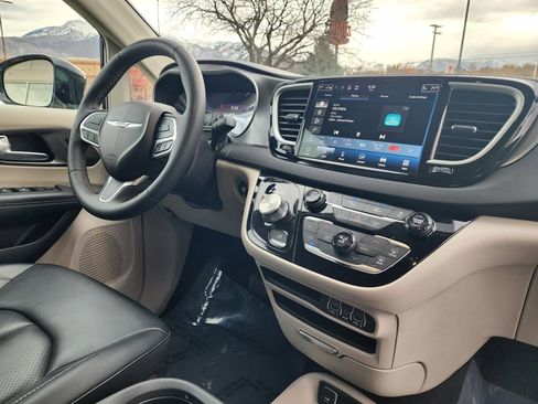 Used 2024 Chrysler Pacifica Touring-L image 22