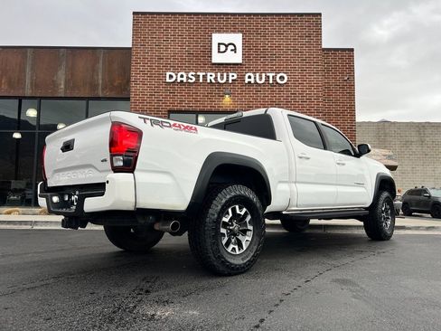 Used 2018 Toyota Tacoma TRD Off-Road w/ Technology Package image 6