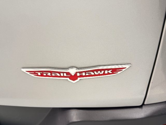 Used 2015 Jeep Cherokee Trailhawk w/ Comfort/Convenience Group AWD/4WD image 9