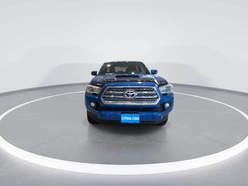 Used 2017 Toyota Tacoma TRD Sport AWD/4WD image 3