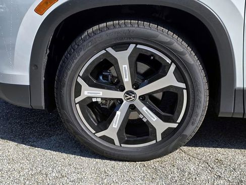 New 2025 Volkswagen Tiguan SE image 9