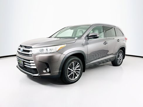Used 2017 Toyota Highlander XLE image 3