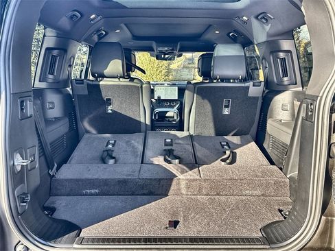 New 2026 Land Rover Defender 130 X-Dynamic SE image 18