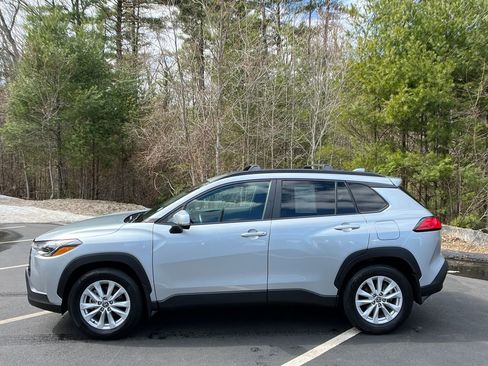 Used 2023 Toyota Corolla Cross LE w/ Moonroof Package image 2