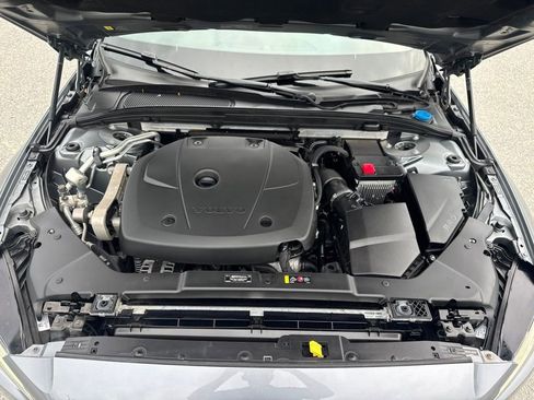 Used 2020 Volvo S60 T5 Momentum FWD image 32