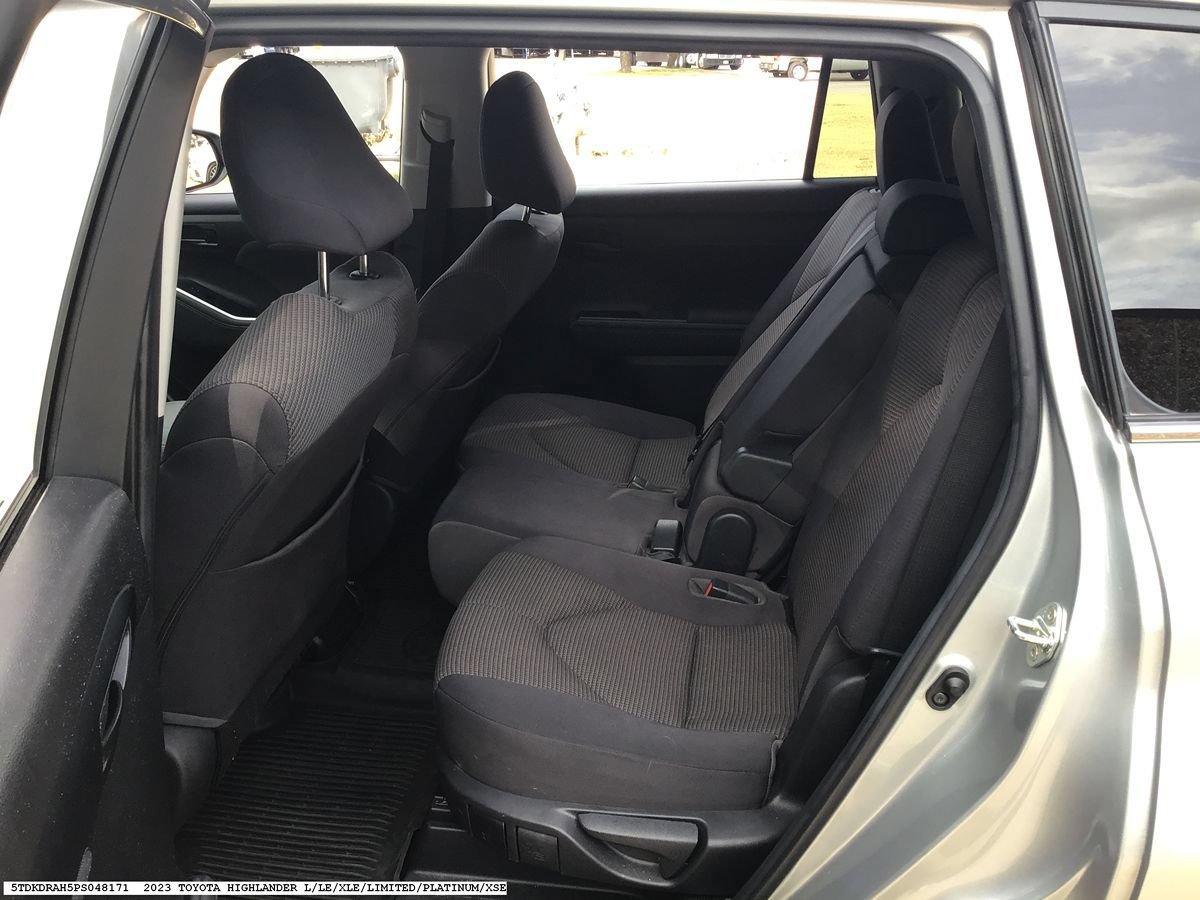 Used 2023 Toyota Highlander LE FWD image 9