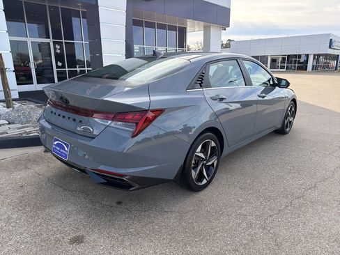 Used 2022 Hyundai Elantra SEL w/ Convenience + Premium Package image 3