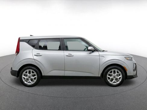 Used 2025 Kia Soul LX w/ LX Technology Package FWD image 9