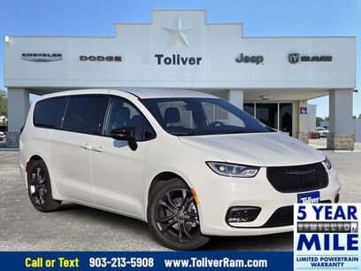 New 2025 Chrysler Pacifica Select