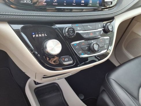 Used 2024 Chrysler Pacifica Limited FWD image 32