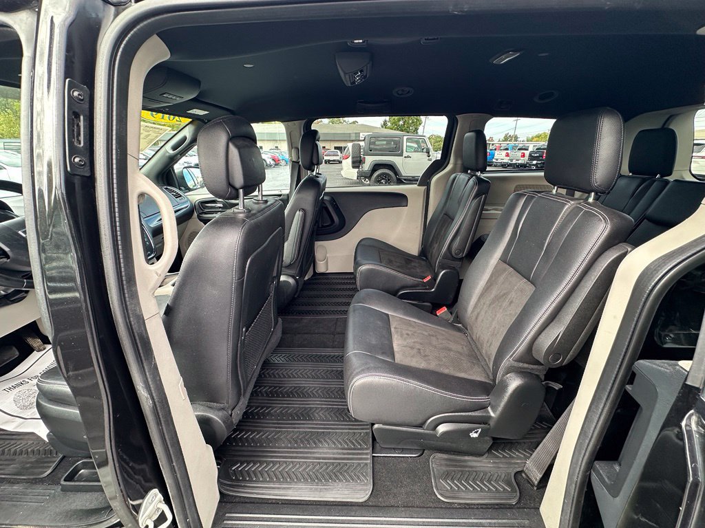 Used 2019 Dodge Grand Caravan SXT w/ Mopar Premium Addition Group FWD image 10