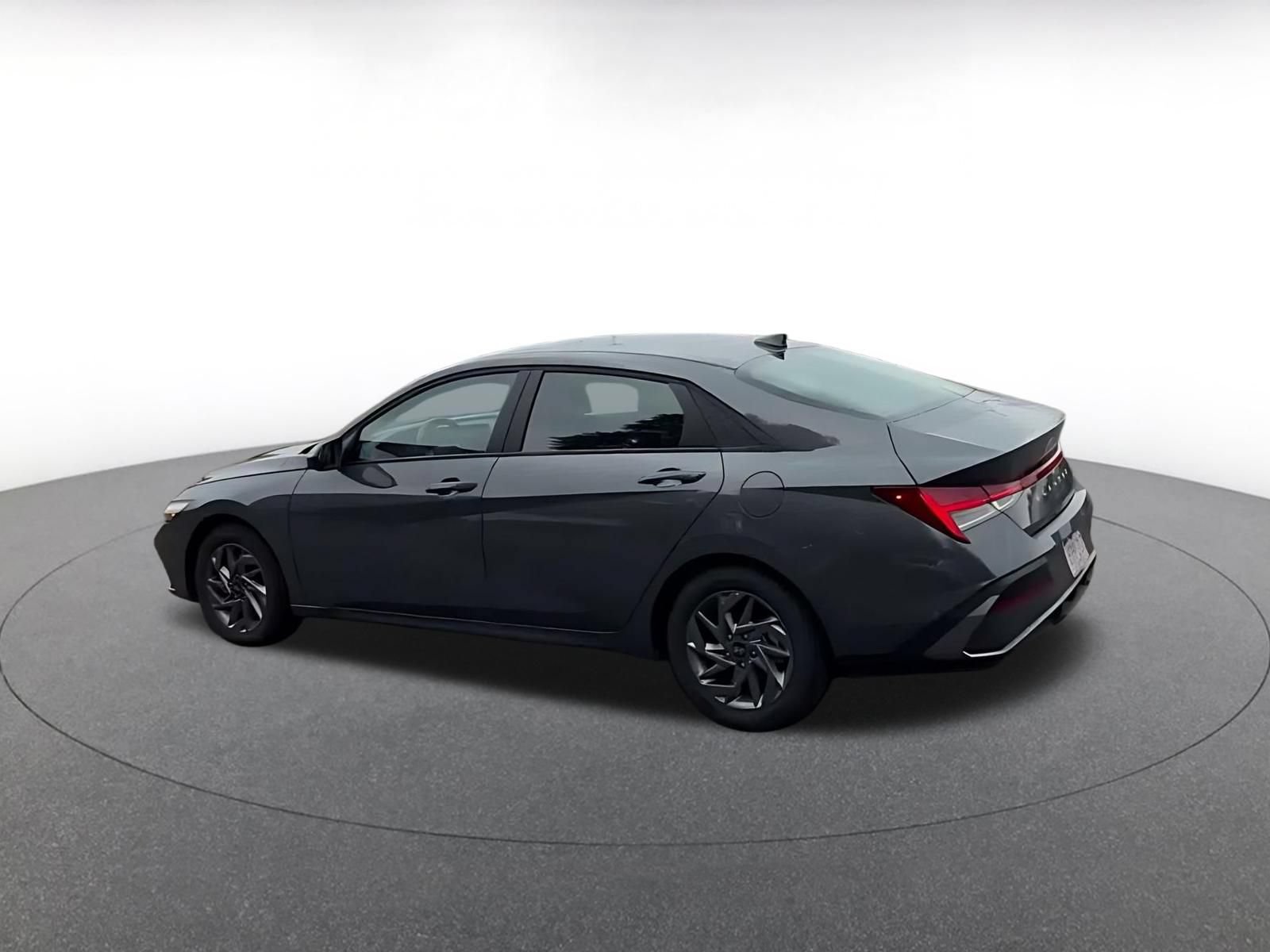 Used 2026 Hyundai Elantra Hybrid FWD image 12