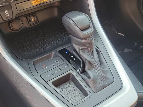 Used 2019 Toyota RAV4 XLE FWD image 25