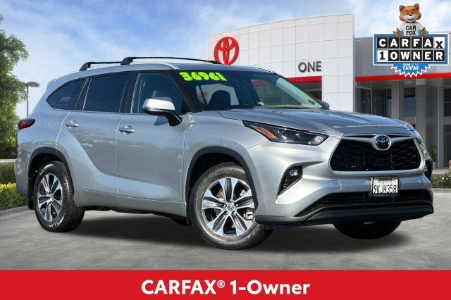 Used 2023 Toyota Highlander XLE FWD image 2