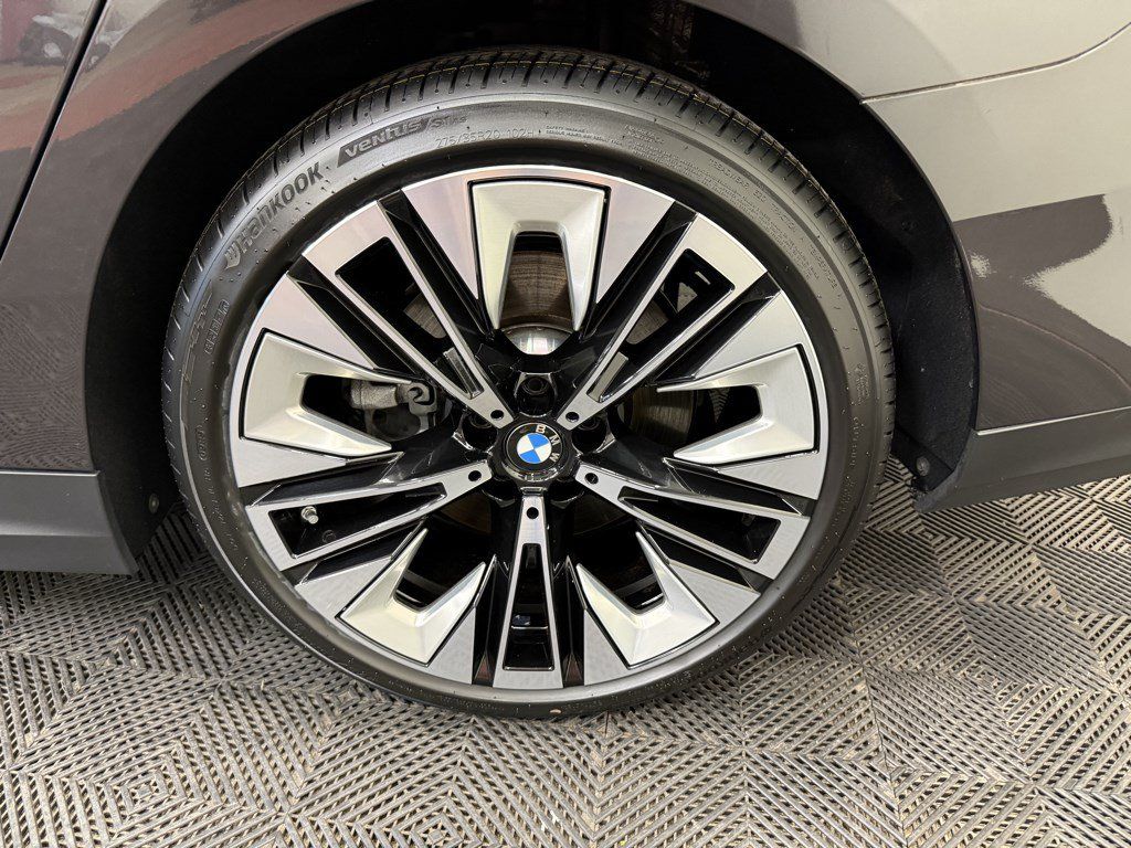 Used 2024 BMW 540i xDrive AWD/4WD image 13