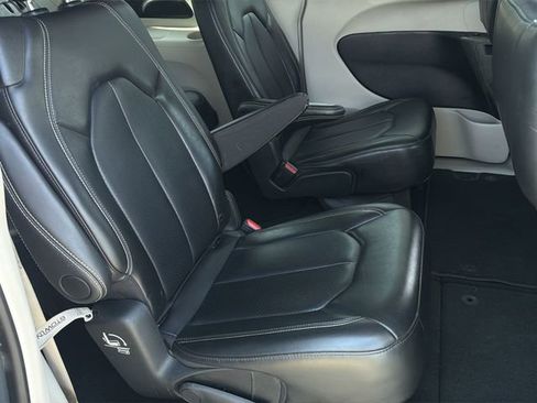 Used 2024 Chrysler Pacifica Touring-L FWD image 36