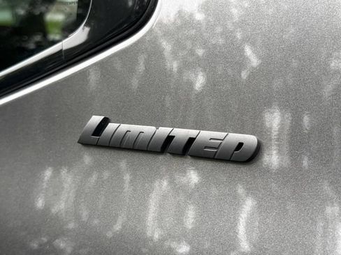 Used 2025 Toyota Tundra Limited AWD/4WD image 19