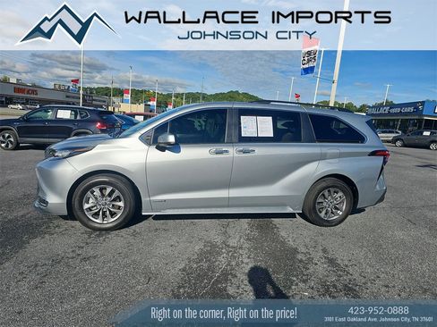 Used 2021 Toyota Sienna XLE image 1