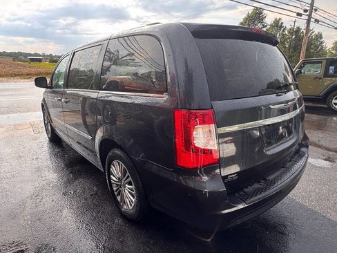 Used 2014 Chrysler Town & Country Touring-L w/ Driver Convenience Group image 5