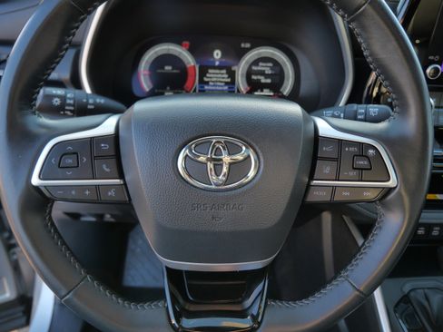 Certified 2025 Toyota Highlander XSE image 26