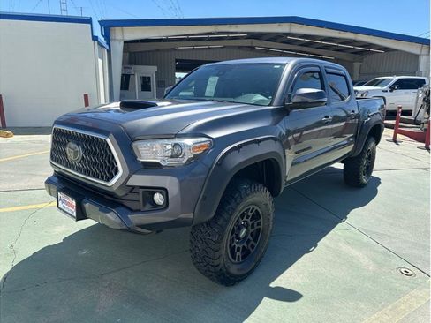 Used 2018 Toyota Tacoma TRD Sport w/ Exterior Package AWD/4WD image 2