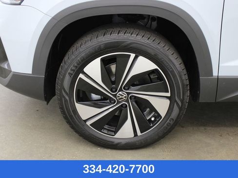 Certified 2025 Volkswagen Taos SE w/ Panoramic Sunroof Package image 27