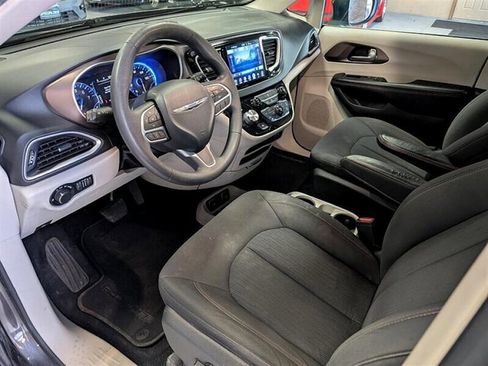 Used 2017 Chrysler Pacifica Touring w/ Tire & Wheel Group image 2