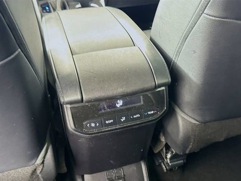 Used 2023 Toyota Highlander XLE FWD image 25
