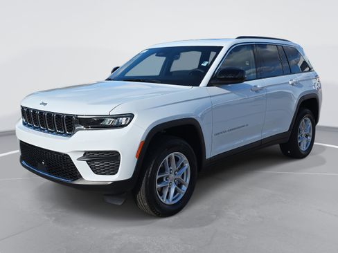 New 2025 Jeep Grand Cherokee Laredo image 1