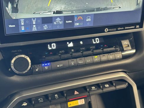 Used 2022 Toyota Tundra Platinum w/ Advanced Package image 17