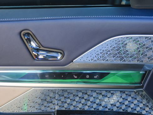 Used 2025 BMW i7 M70 w/ Executive Package image 18